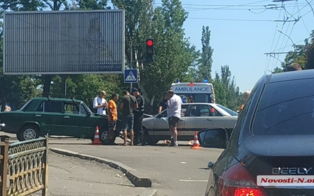 На Центральном проспекте произошла авария, движение на проспекте затруднено Фото № 1 На Центральном проспекте произошла авария, движение на проспекте затруднено Фото № 1