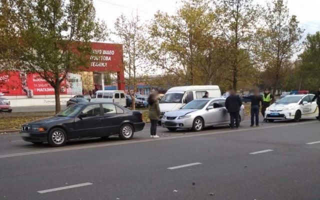 На Богоявленском проспекте произошло необычное дорожное происшествие Фото № 1 На Богоявленском проспекте произошло необычное дорожное происшествие Фото № 1