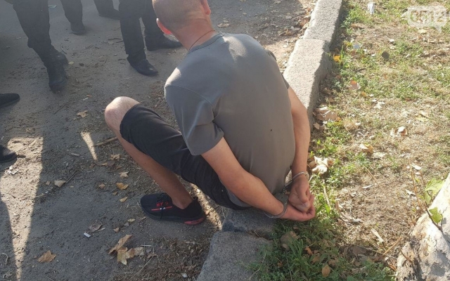 На Южной мужчина совершил разбойное нападение на прохожего, ударил его палкой по голове и украл личные вещи своей жертвы Фото № 2 На Южной мужчина совершил разбойное нападение на прохожего, ударил его палкой по голове и украл личные вещи своей жертвы Фото № 2
