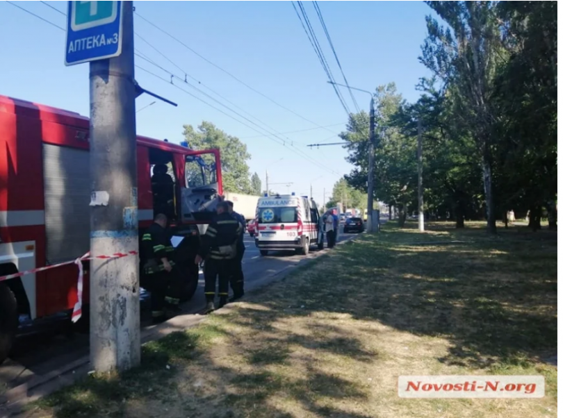В Николаеве Хюндай на высокой скорости «догнал» Мерседес Фото № 3 В Николаеве Хюндай на высокой скорости «догнал» Мерседес Фото № 3