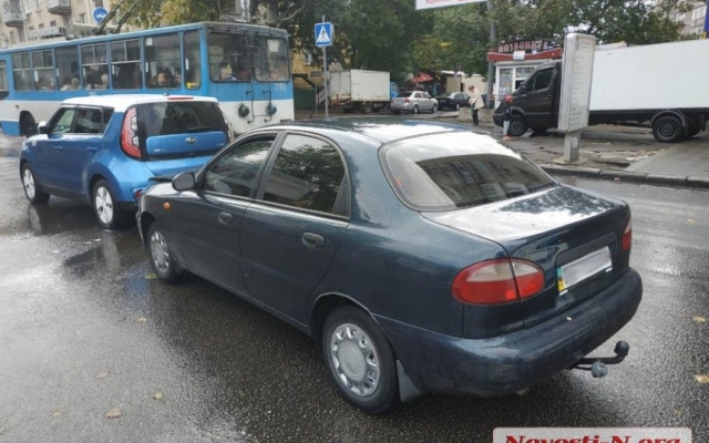 В Николаеве на Киевской автомобиль сбил 9-летнего ребенка Фото № 2 В Николаеве на Киевской автомобиль сбил 9-летнего ребенка Фото № 2