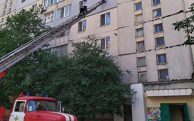 Николаевские спасатели помогли женщине, которая нуждалась в медпомощи и не могла сама открыть дверь квартиры Фото № 2 Николаевские спасатели помогли женщине, которая нуждалась в медпомощи и не могла сама открыть дверь квартиры Фото № 2