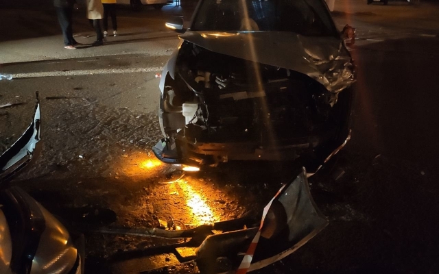 На Богоявленском проспекте столкнулись два автомобиля, пострадали два человека Фото № 4 На Богоявленском проспекте столкнулись два автомобиля, пострадали два человека Фото № 4