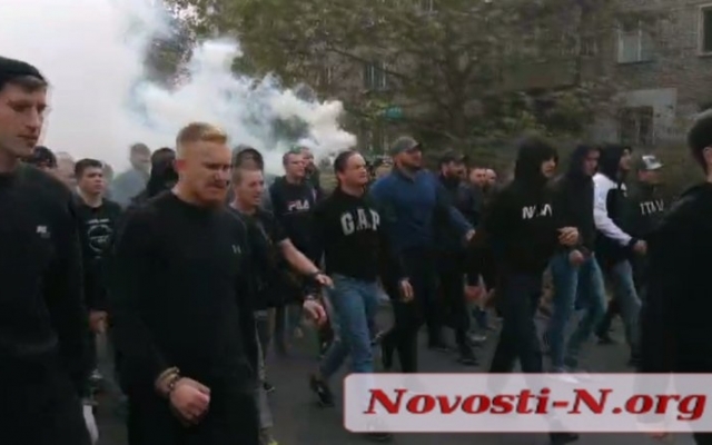 В центре Николаева фанаты одесской команды «Черноморец» устроили факельное шествие Фото № 0 В центре Николаева фанаты одесской команды «Черноморец» устроили факельное шествие Фото № 0