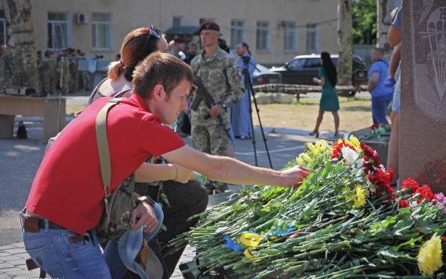 Жители Николаева почтили память павших десантников Фото № 63 Жители Николаева почтили память павших десантников Фото № 63