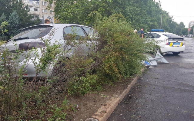 На Центральном проспекте автомобиль сбил дорожный знак и вылетел на зеленую зону тротуара Фото № 4 На Центральном проспекте автомобиль сбил дорожный знак и вылетел на зеленую зону тротуара Фото № 4