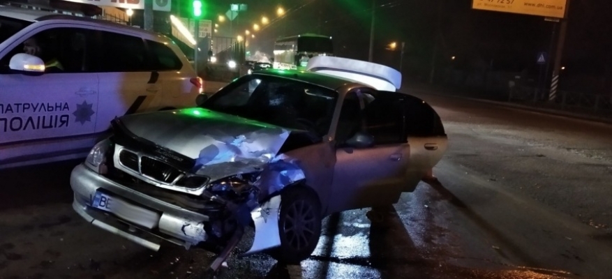 В Николаеве возле Эпицентра ДТП, три человека пострадало Фото № 0 В Николаеве возле Эпицентра ДТП, три человека пострадало Фото № 0