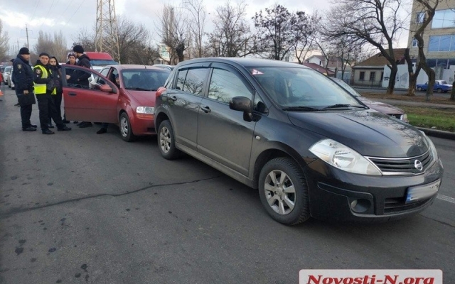 В Николаеве «Шевроле» врезался в «Ниссан» - пьяному водителю пришлось надеть наручники Фото № 5 В Николаеве «Шевроле» врезался в «Ниссан» - пьяному водителю пришлось надеть наручники Фото № 5