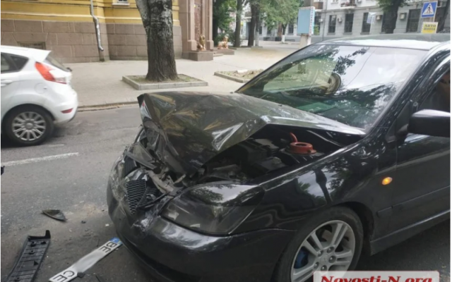Дистанция важна - в Николаеве произошло тройное ДТП Фото № 2 Дистанция важна - в Николаеве произошло тройное ДТП Фото № 2