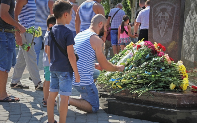 Жители Николаева почтили память павших десантников Фото № 82 Жители Николаева почтили память павших десантников Фото № 82