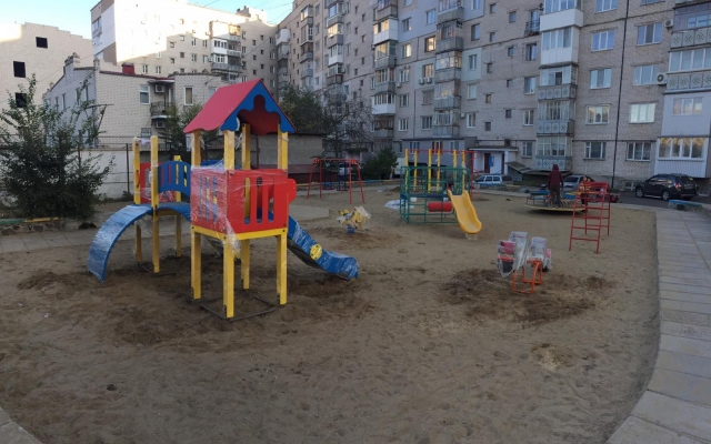 Начался ремонт детской площадки, расположенной на Центральном проспекте Фото № 0 Начался ремонт детской площадки, расположенной на Центральном проспекте Фото № 0