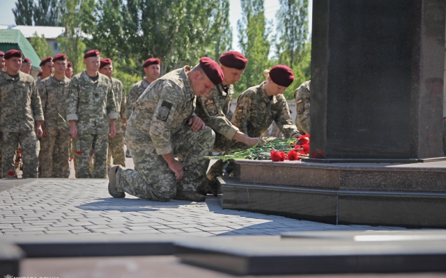Жители Николаева почтили память павших десантников Фото № 45 Жители Николаева почтили память павших десантников Фото № 45