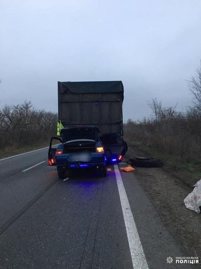 Один человек погиб и трое травмировались, на Николаевщине ВАЗ влетел в полуприцеп Фото № 1 Один человек погиб и трое травмировались, на Николаевщине ВАЗ влетел в полуприцеп Фото № 1