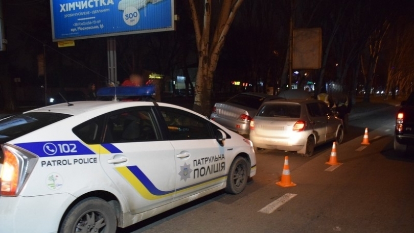 ДТП в Николаеве, столкнувшиеся автомобили снесли светофор в центре Фото № 1 ДТП в Николаеве, столкнувшиеся автомобили снесли светофор в центре Фото № 1