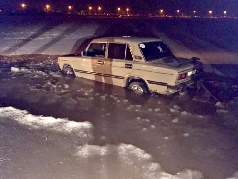 Лед Южного Буга не выдержал веса автомобиля, его доставали спасатели Фото № 0 Лед Южного Буга не выдержал веса автомобиля, его доставали спасатели Фото № 0
