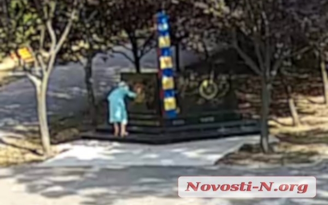 В Николаеве пожилая женщина разрисовала свастикой Памятник пограничникам Фото № 0 В Николаеве пожилая женщина разрисовала свастикой Памятник пограничникам Фото № 0