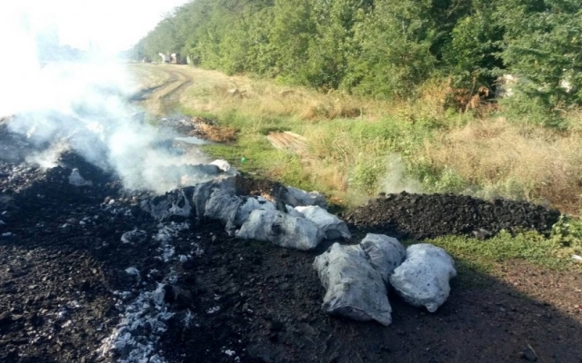В Витовском районе в прицепе грузового автомобиля загорелся уголь Фото № 0 В Витовском районе в прицепе грузового автомобиля загорелся уголь Фото № 0