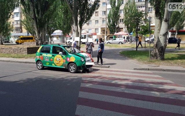 На Центральном проспекте из-за несоблюдения правил дорожного движения столкнулись две иномарки Фото № 1 На Центральном проспекте из-за несоблюдения правил дорожного движения столкнулись две иномарки Фото № 1