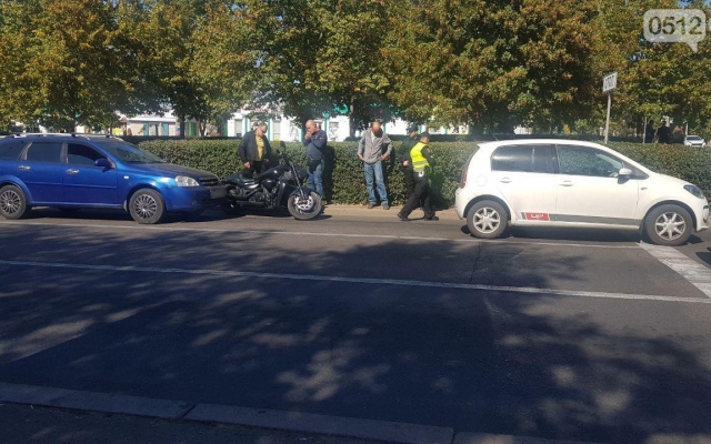 На Центральном проспекте произошла авария с участием мотоцикла и двух автомобилей Фото № 0 На Центральном проспекте произошла авария с участием мотоцикла и двух автомобилей Фото № 0