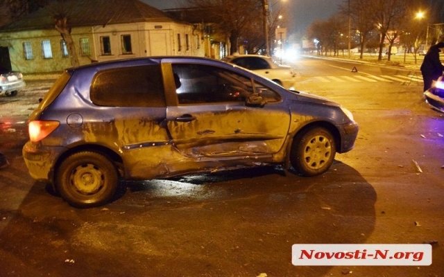 На Чигрина столкнулись два автомобиля, машины получили механические повреждения Фото № 2 На Чигрина столкнулись два автомобиля, машины получили механические повреждения Фото № 2