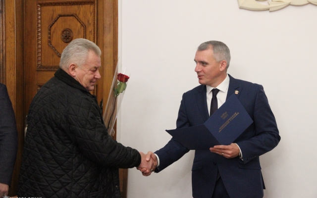 Мэр Николаева Александр Сенкевич вручил награды по случаю Дня автомобилиста и дорожника Фото № 25 Мэр Николаева Александр Сенкевич вручил награды по случаю Дня автомобилиста и дорожника Фото № 25