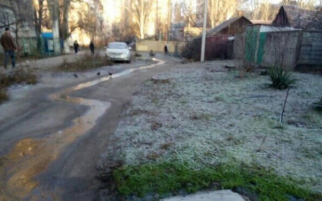 Третьи сутки подряд в Николаеве рядом с детским садом течёт канализация Фото № 0 Третьи сутки подряд в Николаеве рядом с детским садом течёт канализация Фото № 0