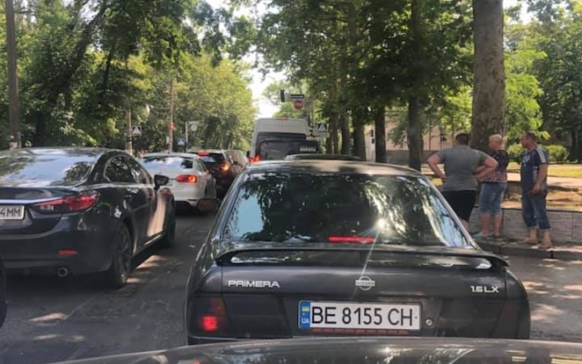 Люди теряют сознание, дети плачут, туалет под каждым деревом, - более трех часов в пробках Фото № 2 Люди теряют сознание, дети плачут, туалет под каждым деревом, - более трех часов в пробках Фото № 2