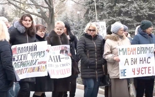 На Николаевщине жители Константиновки перекрывали дорогу на Киев: они требовали встречи с главой ОГА Александром Стадником Фото № 0 На Николаевщине жители Константиновки перекрывали дорогу на Киев: они требовали встречи с главой ОГА Александром Стадником Фото № 0