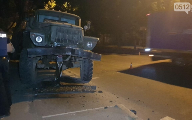Отказали тормоза: в Николаеве военный автомобиль «Урал» снес светофор Фото № 0 Отказали тормоза: в Николаеве военный автомобиль «Урал» снес светофор Фото № 0
