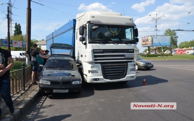 Авария возле автовокзала: грузовик «прижал» к забору автомобиль Фото № 5 Авария возле автовокзала: грузовик «прижал» к забору автомобиль Фото № 5