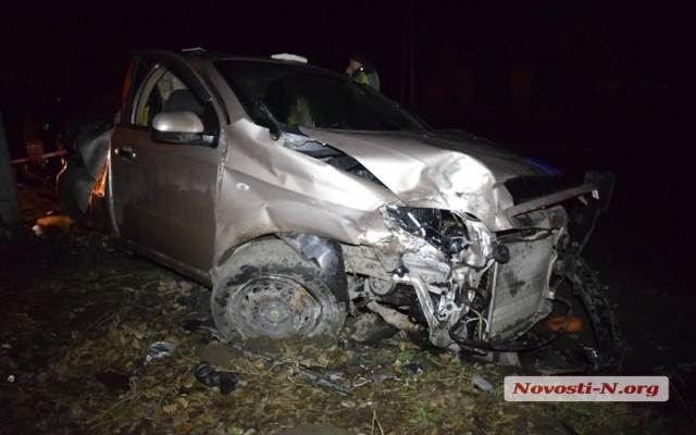 На большой скорости автомобиль врезался в столб, пьяный водитель с места аварии скрылся Фото № 0 На большой скорости автомобиль врезался в столб, пьяный водитель с места аварии скрылся Фото № 0