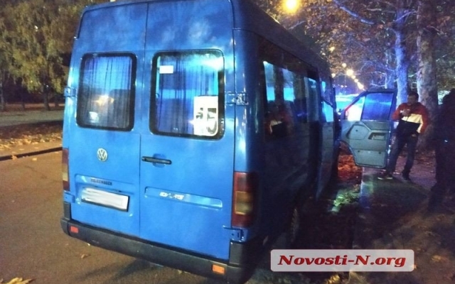 На Центральном проспекте из-за резкого торможения маршрутки травмированы два пассажира Фото № 0 На Центральном проспекте из-за резкого торможения маршрутки травмированы два пассажира Фото № 0