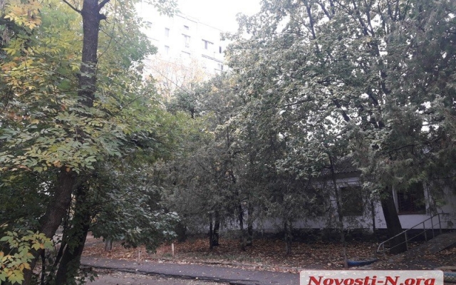 В центре жилого массива возле детского сада «Сказка» городские власти обустраивают ночлежку для бомжей Фото № 1 В центре жилого массива возле детского сада «Сказка» городские власти обустраивают ночлежку для бомжей Фото № 1