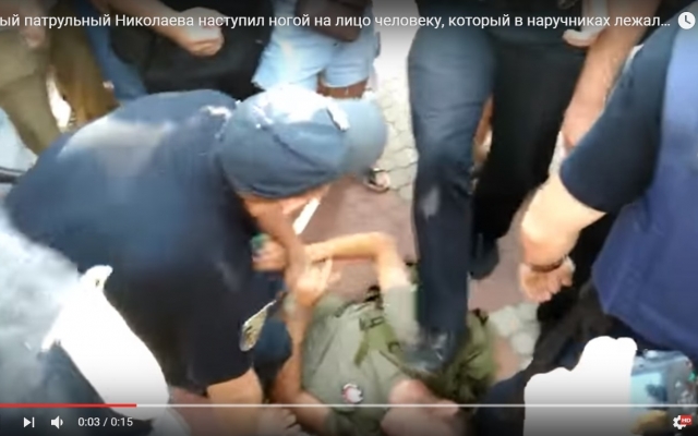 В Николаеве патрульный наступил ногой на лицо участнику АТО Фото № 0 В Николаеве патрульный наступил ногой на лицо участнику АТО Фото № 0