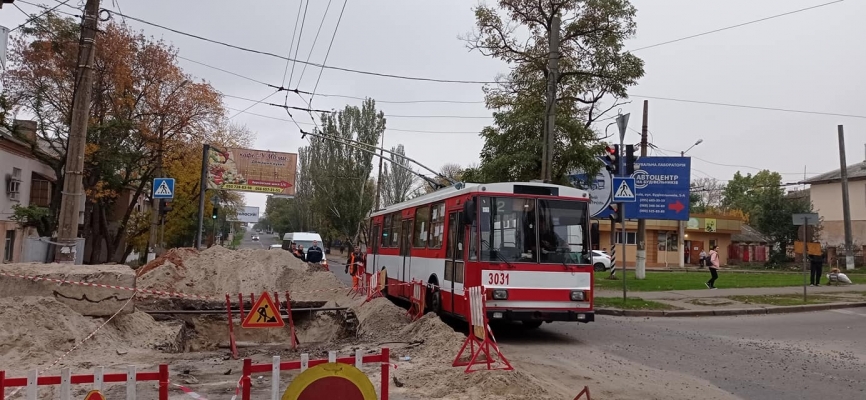 В Николаеве людям приходится толкать троллейбусы из за дорожных работ Фото № 2 В Николаеве людям приходится толкать троллейбусы из за дорожных работ Фото № 2