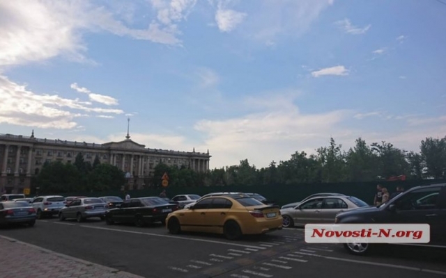 В Николаеве водители, недовольные дорогами, перекрыли проезд на Адмиральской Фото № 5 В Николаеве водители, недовольные дорогами, перекрыли проезд на Адмиральской Фото № 5