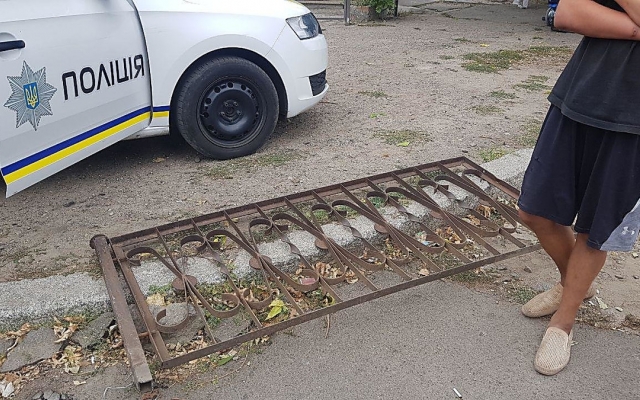 В Николаеве полиция задержала парня, перевозившего в трамвае украденный металлический забор Фото № 2 В Николаеве полиция задержала парня, перевозившего в трамвае украденный металлический забор Фото № 2
