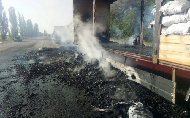 В Витовском районе в прицепе грузового автомобиля загорелся уголь Фото № 2 В Витовском районе в прицепе грузового автомобиля загорелся уголь Фото № 2