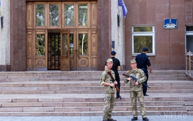Колючей проволокой и блокпостами перекрыты подходы к Николаевской ОГА Фото № 5 Колючей проволокой и блокпостами перекрыты подходы к Николаевской ОГА Фото № 5