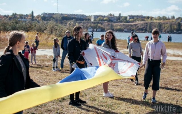 В Николаеве запустили в небо воздушных змеев ради мира во всем мире Фото № 16 В Николаеве запустили в небо воздушных змеев ради мира во всем мире Фото № 16