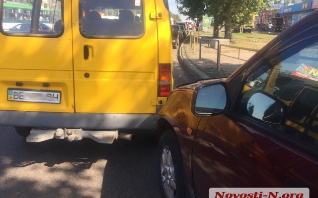 Из-за столкновения двух автомобилей в районе автовокзала образовалась пробка Фото № 7 Из-за столкновения двух автомобилей в районе автовокзала образовалась пробка Фото № 7