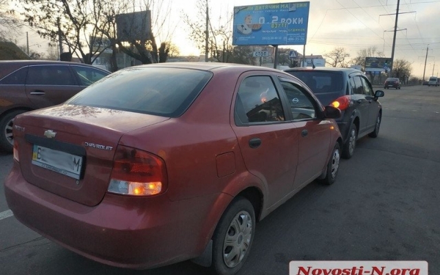 В Николаеве «Шевроле» врезался в «Ниссан» - пьяному водителю пришлось надеть наручники Фото № 1 В Николаеве «Шевроле» врезался в «Ниссан» - пьяному водителю пришлось надеть наручники Фото № 1