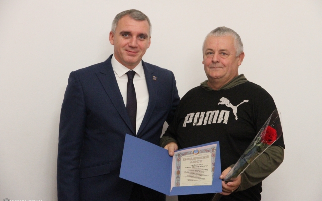 Мэр Николаева Александр Сенкевич вручил награды по случаю Дня автомобилиста и дорожника Фото № 32 Мэр Николаева Александр Сенкевич вручил награды по случаю Дня автомобилиста и дорожника Фото № 32