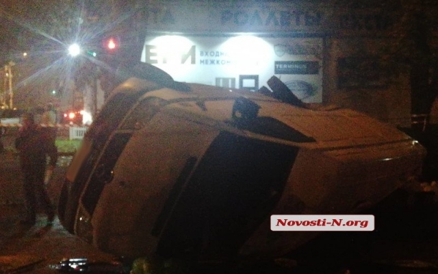 На Пушкинской столкнулись автомобиль патрульной полиции и микроавтобус, есть пострадавшие Фото № 4 На Пушкинской столкнулись автомобиль патрульной полиции и микроавтобус, есть пострадавшие Фото № 4