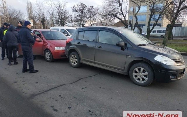 В Николаеве «Шевроле» врезался в «Ниссан» - пьяному водителю пришлось надеть наручники Фото № 6 В Николаеве «Шевроле» врезался в «Ниссан» - пьяному водителю пришлось надеть наручники Фото № 6