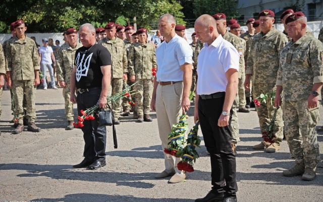 Жители Николаева почтили память павших десантников Фото № 28 Жители Николаева почтили память павших десантников Фото № 28