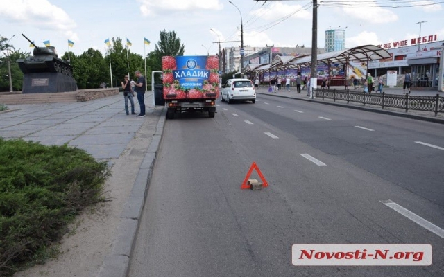 На Центральном проспекте столкнулись два автомобиля Фото № 0 На Центральном проспекте столкнулись два автомобиля Фото № 0