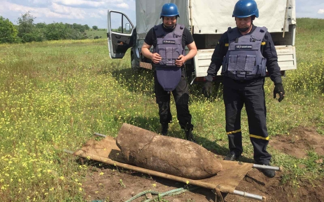 Далеко в безлюдном поле – николаевские спасатели показали, как обезвреживают опасные находки (видео) Фото № 0 Далеко в безлюдном поле – николаевские спасатели показали, как обезвреживают опасные находки (видео) Фото № 0