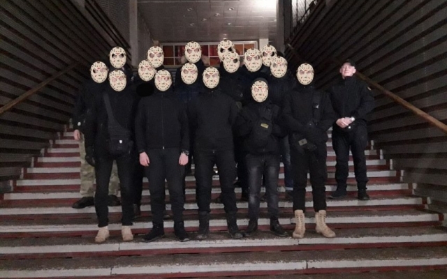 В Николаеве активисты националистической организации заставили бездомных убрать мусор на железнодорожном вокзале Фото № 0 В Николаеве активисты националистической организации заставили бездомных убрать мусор на железнодорожном вокзале Фото № 0