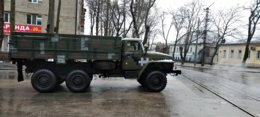 В Николаеве Урал с военными номерами протаранил Ford Transit Фото № 1 В Николаеве Урал с военными номерами протаранил Ford Transit Фото № 1